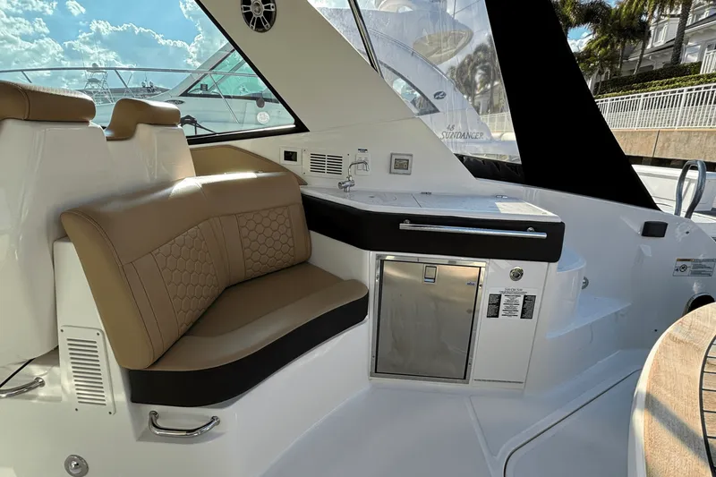 Slide: The Image of Sea Ray 320 SUNDANCER OUTBOARD 2023 - 22