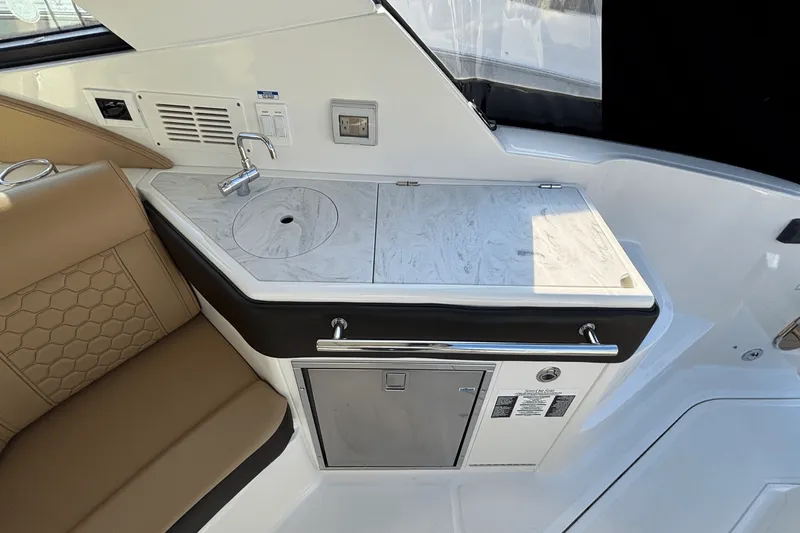 Slide: The Image of Sea Ray 320 SUNDANCER OUTBOARD 2023 - 23