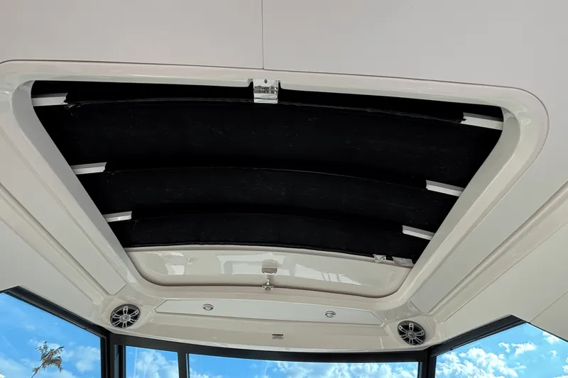 Slide: The Image of Sea Ray 320 SUNDANCER OUTBOARD 2023 - 26