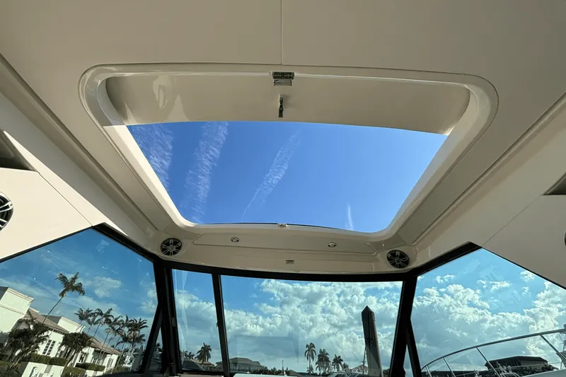 Slide: The Image of Sea Ray 320 SUNDANCER OUTBOARD 2023 - 27