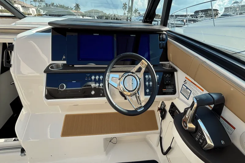 Slide: The Image of Sea Ray 320 SUNDANCER OUTBOARD 2023 - 31