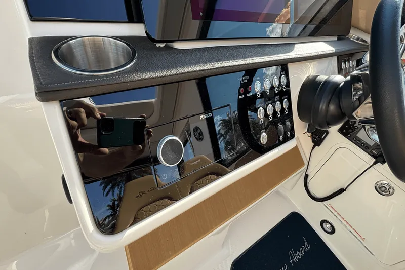 Slide: The Image of Sea Ray 320 SUNDANCER OUTBOARD 2023 - 35