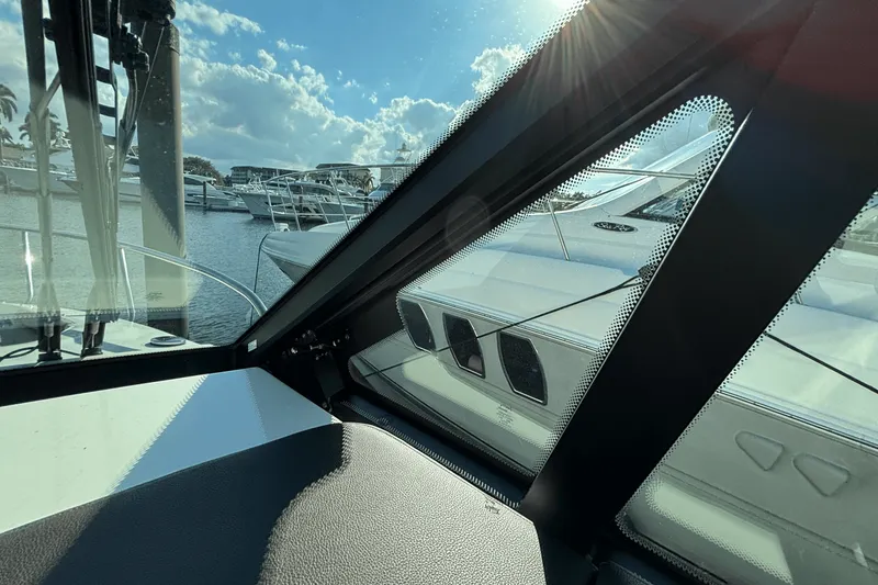 Slide: The Image of Sea Ray 320 SUNDANCER OUTBOARD 2023 - 40