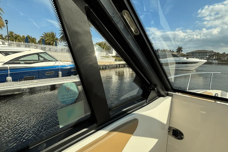 Slide: The Image of Sea Ray 320 SUNDANCER OUTBOARD 2023 - 41