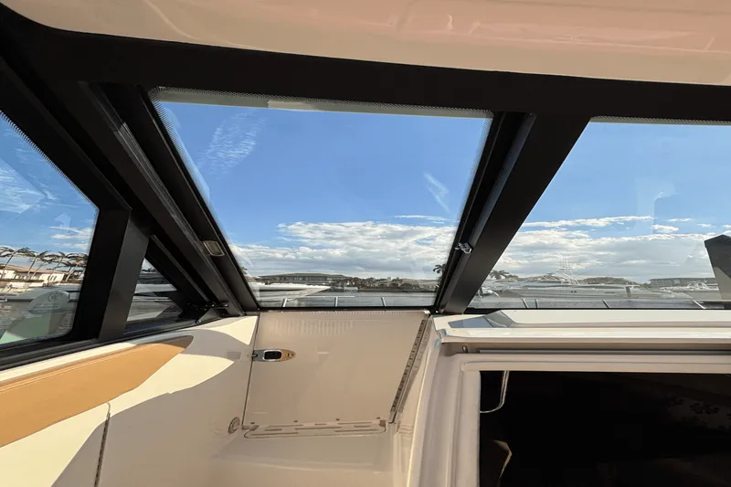 Slide: The Image of Sea Ray 320 SUNDANCER OUTBOARD 2023 - 42