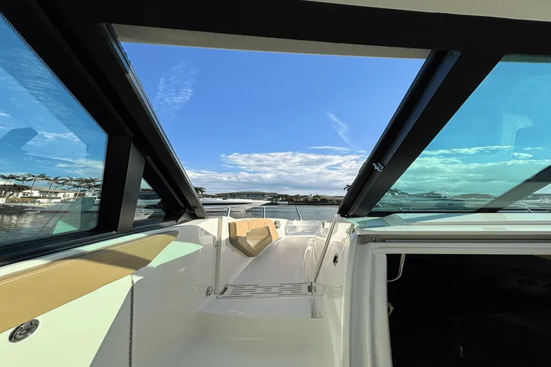 Slide: The Image of Sea Ray 320 SUNDANCER OUTBOARD 2023 - 43