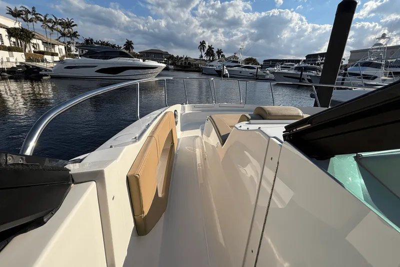 Slide: The Image of Sea Ray 320 SUNDANCER OUTBOARD 2023 - 44
