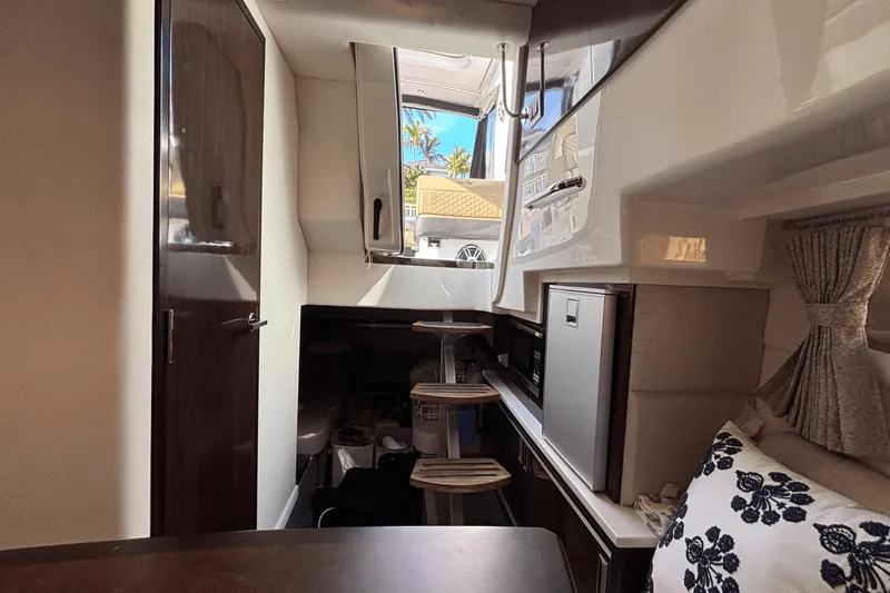 Slide: The Image of Sea Ray 320 SUNDANCER OUTBOARD 2023 - 56