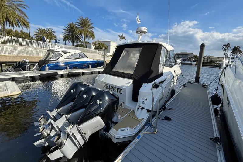 Slide: The Image of Sea Ray 320 SUNDANCER OUTBOARD 2023 - 6