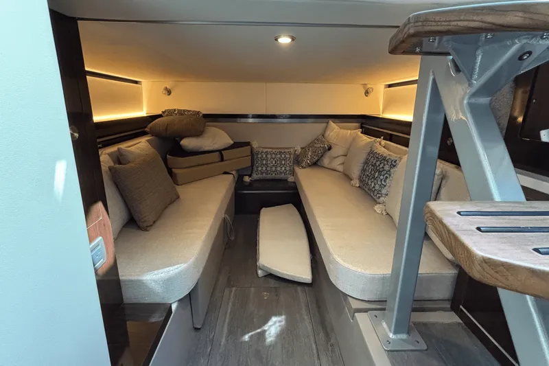 Slide: The Image of Sea Ray 320 SUNDANCER OUTBOARD 2023 - 60