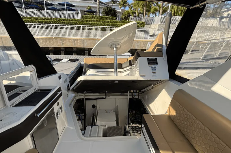 Slide: The Image of Sea Ray 320 SUNDANCER OUTBOARD 2023 - 66