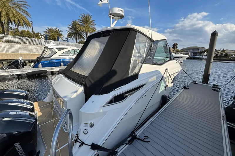 Slide: The Image of Sea Ray 320 SUNDANCER OUTBOARD 2023 - 8