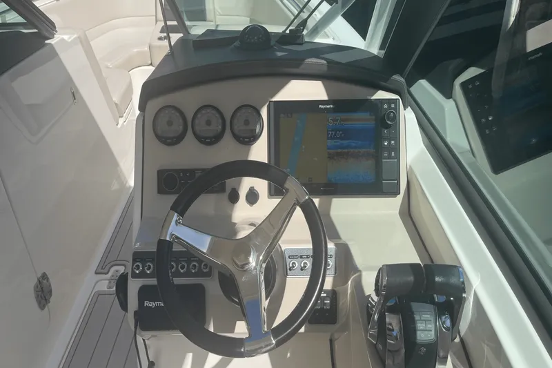 Slide: The Image of Boston Whaler 270 VANTAGE 2019 - 16
