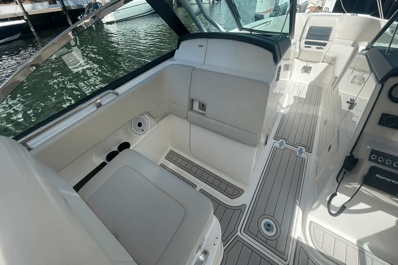 Slide: The Image of Boston Whaler 270 VANTAGE 2019 - 20