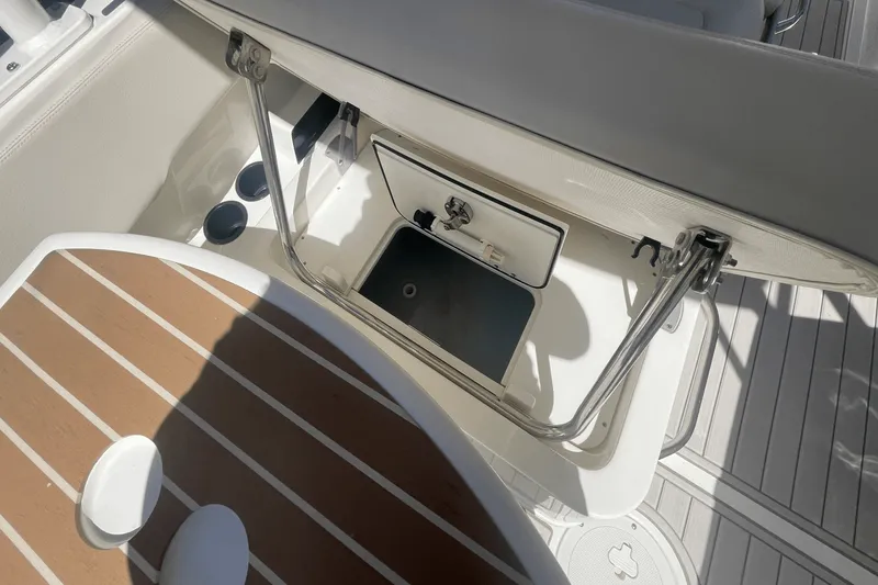 Slide: The Image of Boston Whaler 270 VANTAGE 2019 - 29