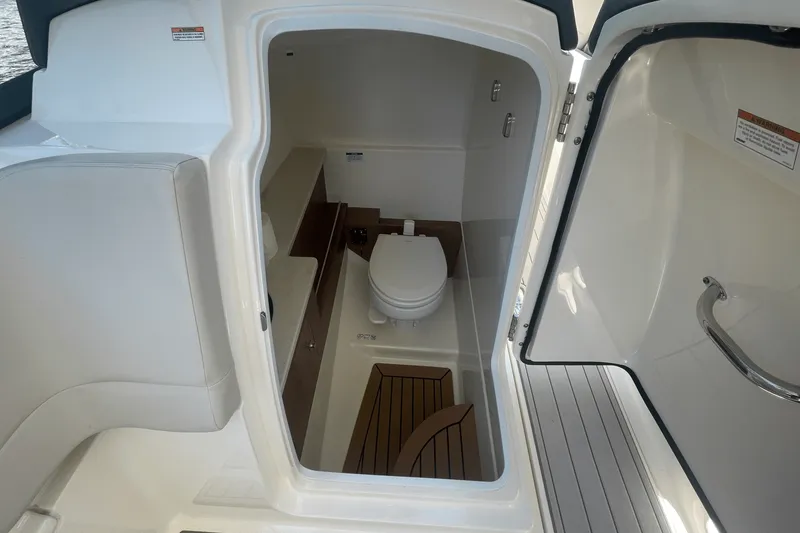 Slide: The Image of Boston Whaler 270 VANTAGE 2019 - 32