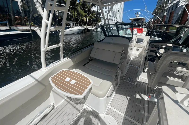Slide: The Image of Boston Whaler 270 VANTAGE 2019 - 40
