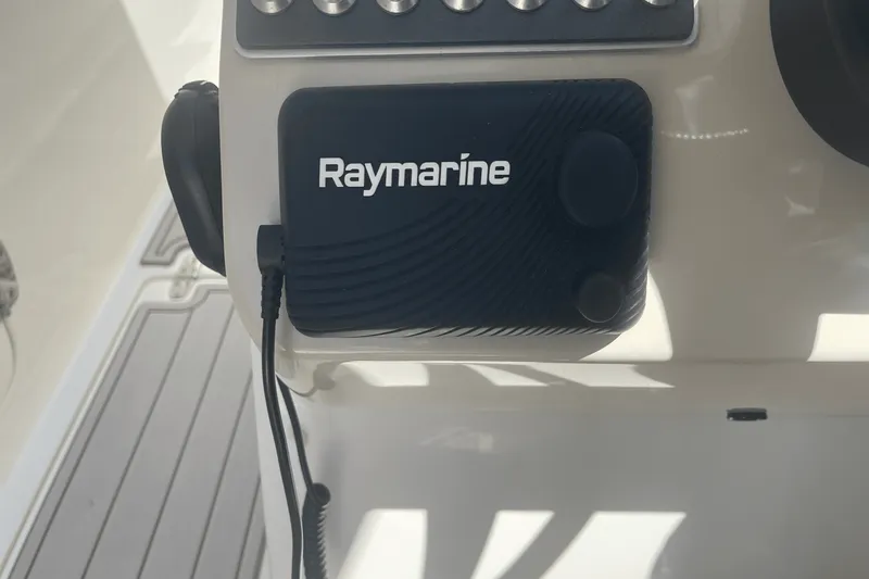 Slide: The Image of Boston Whaler 270 VANTAGE 2019 - 50