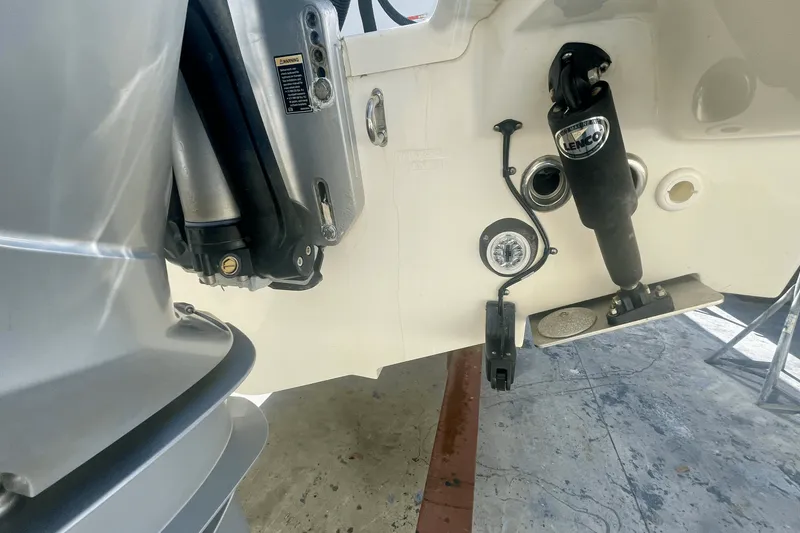 Slide: The Image of Boston Whaler 270 VANTAGE 2019 - 11