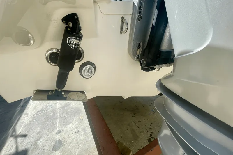 Slide: The Image of Boston Whaler 270 VANTAGE 2019 - 12