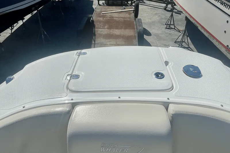 Slide: The Image of Boston Whaler 270 VANTAGE 2019 - 17