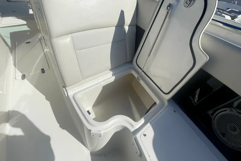 Slide: The Image of Boston Whaler 270 VANTAGE 2019 - 22