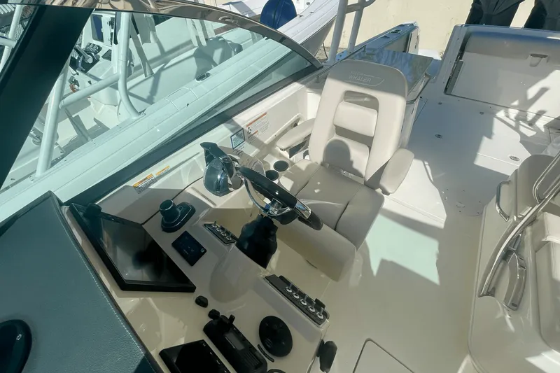 Slide: The Image of Boston Whaler 270 VANTAGE 2019 - 28