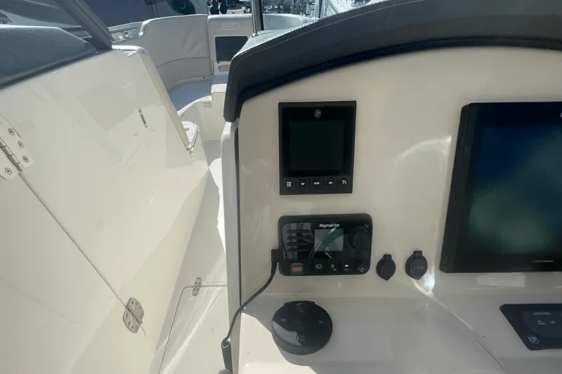 Slide: The Image of Boston Whaler 270 VANTAGE 2019 - 32