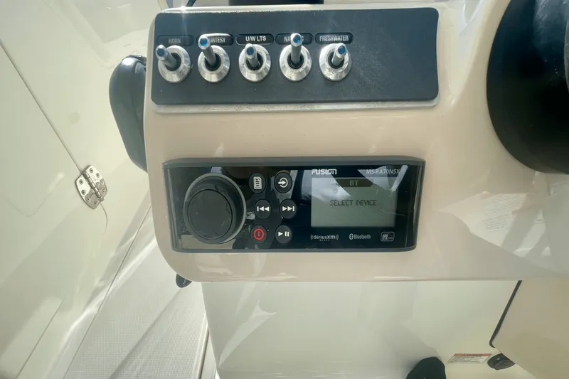 Slide: The Image of Boston Whaler 270 VANTAGE 2019 - 37