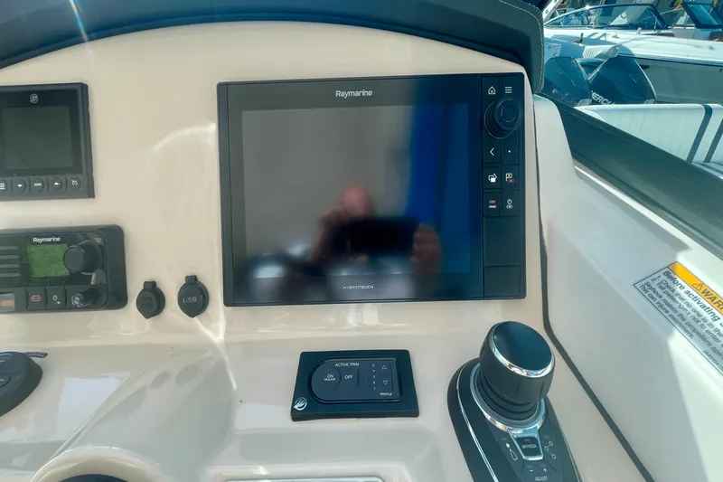 Slide: The Image of Boston Whaler 270 VANTAGE 2019 - 38