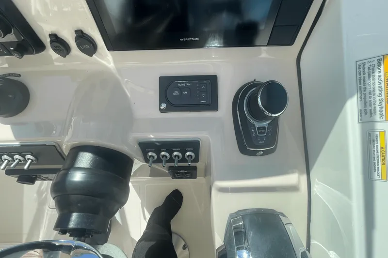 Slide: The Image of Boston Whaler 270 VANTAGE 2019 - 39