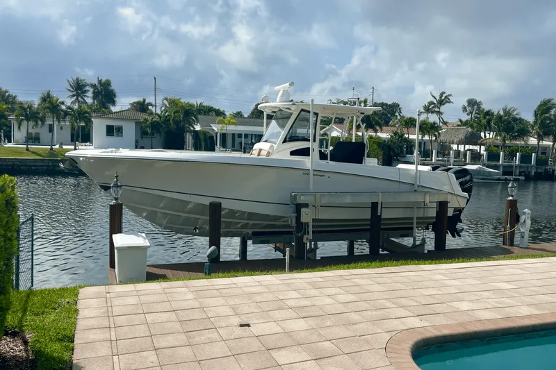 The Image of Boston Whaler 370 OUTRAGE 2012 - 0