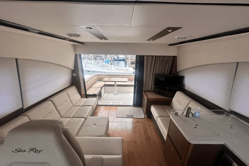 Slide: The Image of Sea Ray 400 SUNDANCER 2016 - 11