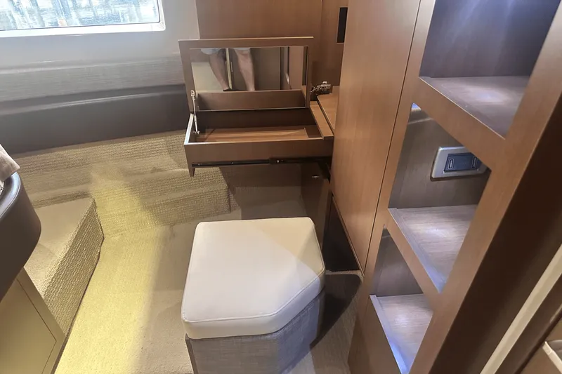 Slide: The Image of Sea Ray 400 SUNDANCER 2016 - 27