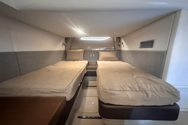 Slide: The Image of Sea Ray 400 SUNDANCER 2016 - 29