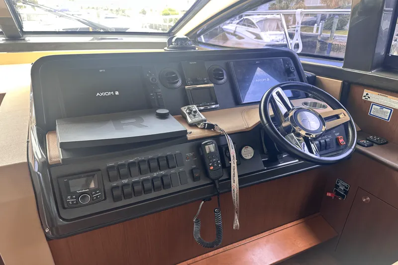 Slide: The Image of Sea Ray 400 SUNDANCER 2016 - 4