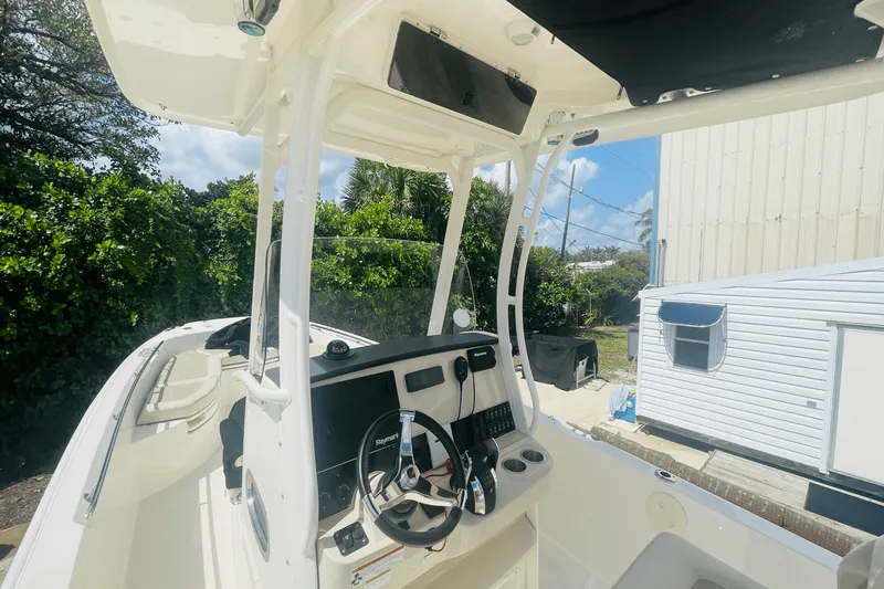 Slide: The Image of Boston Whaler 270 DAUNTLESS 2022 - 10