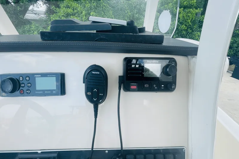 Slide: The Image of Boston Whaler 270 DAUNTLESS 2022 - 14