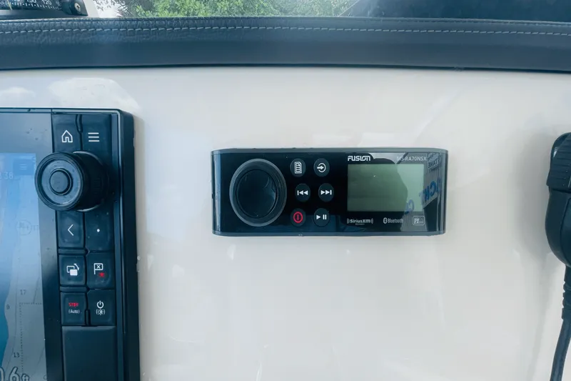 Slide: The Image of Boston Whaler 270 DAUNTLESS 2022 - 16