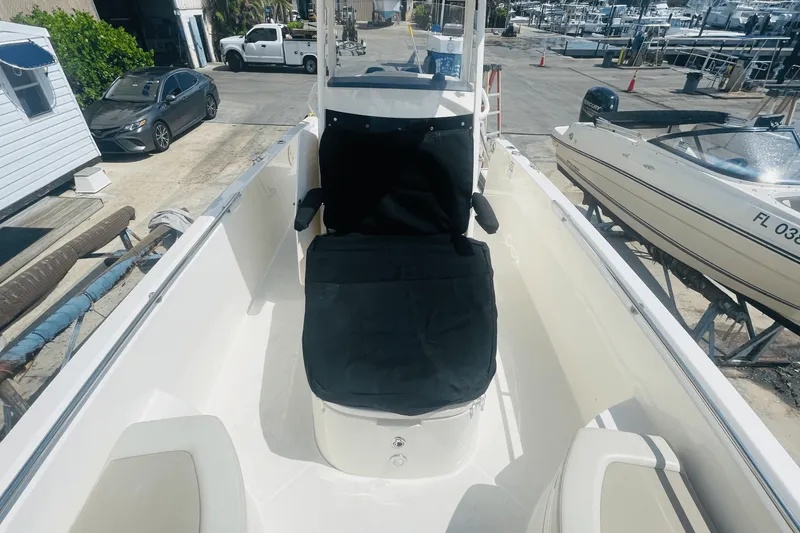 Slide: The Image of Boston Whaler 270 DAUNTLESS 2022 - 19