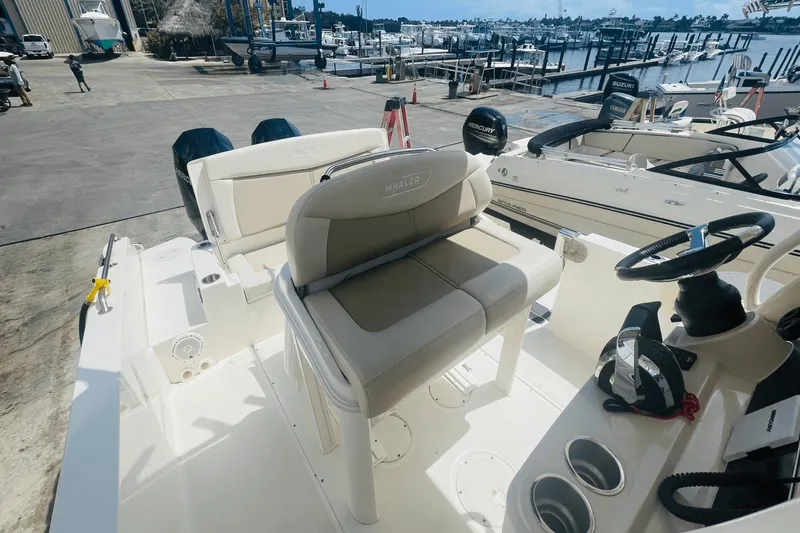 Slide: The Image of Boston Whaler 270 DAUNTLESS 2022 - 20