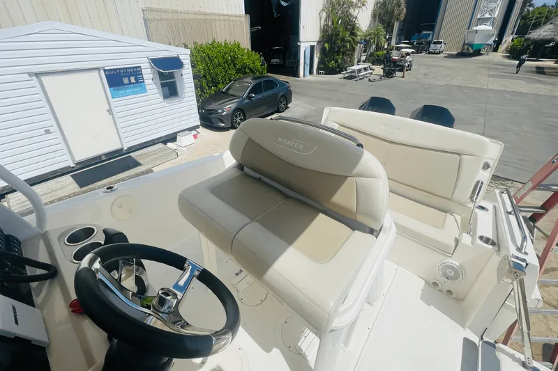 Slide: The Image of Boston Whaler 270 DAUNTLESS 2022 - 21