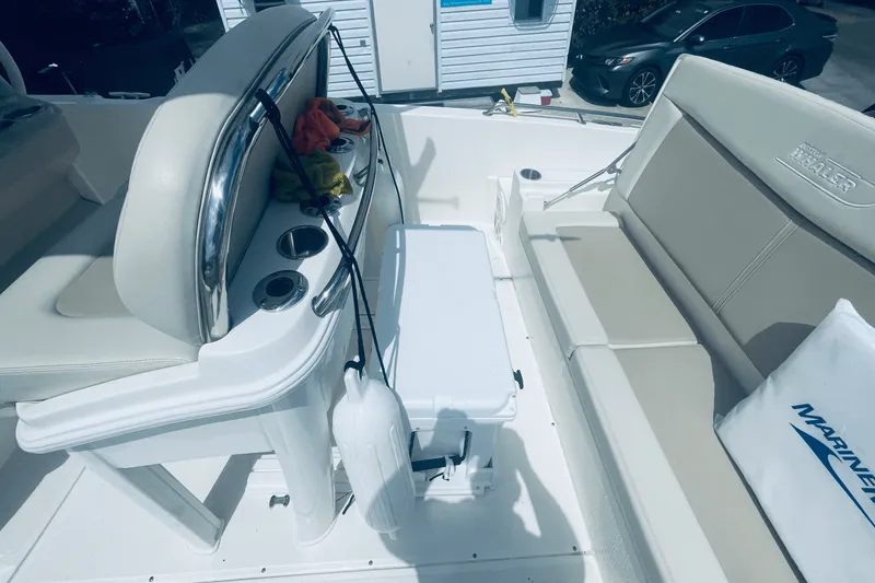 Slide: The Image of Boston Whaler 270 DAUNTLESS 2022 - 22