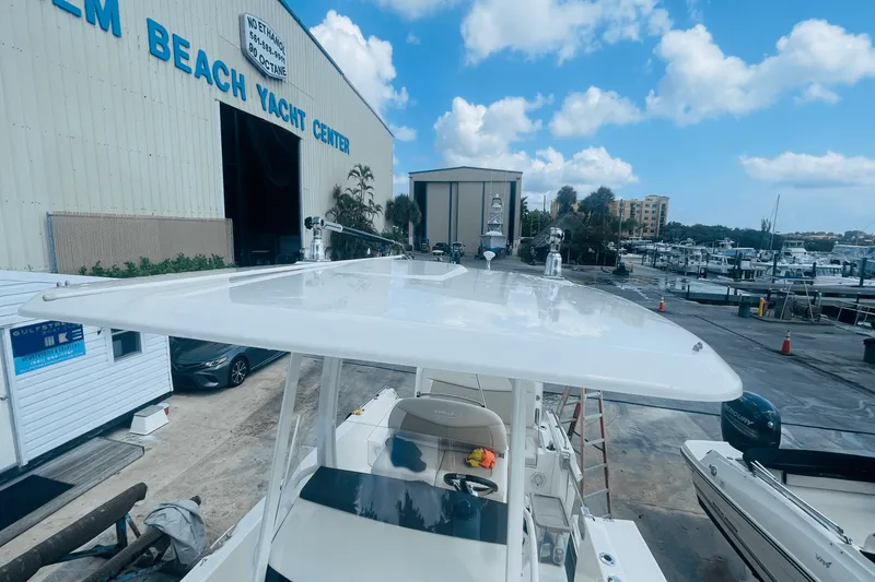 Slide: The Image of Boston Whaler 270 DAUNTLESS 2022 - 24