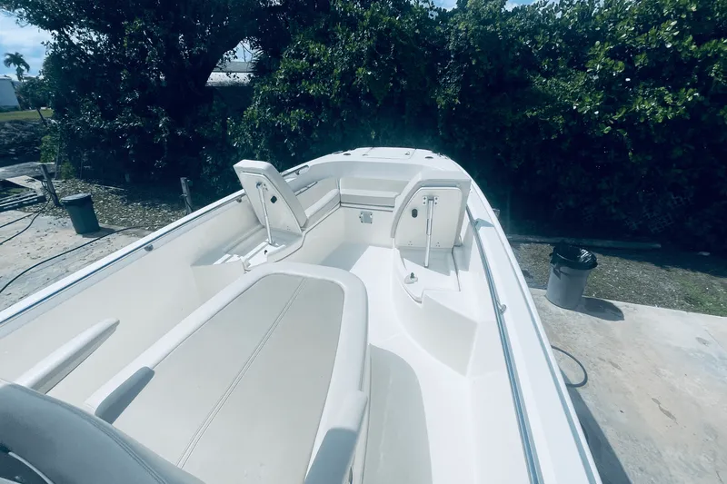 Slide: The Image of Boston Whaler 270 DAUNTLESS 2022 - 25