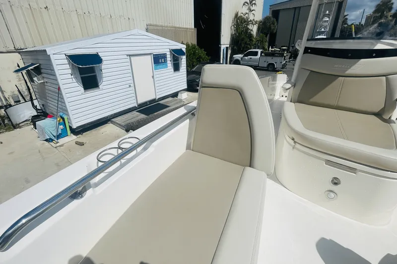Slide: The Image of Boston Whaler 270 DAUNTLESS 2022 - 27