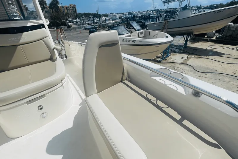 Slide: The Image of Boston Whaler 270 DAUNTLESS 2022 - 28
