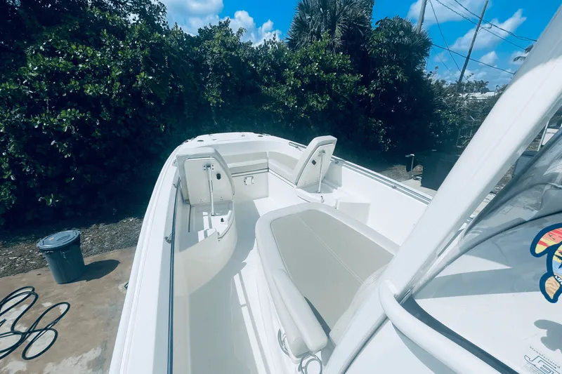 Slide: The Image of Boston Whaler 270 DAUNTLESS 2022 - 29