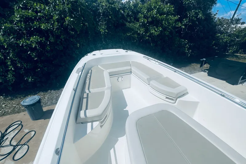Slide: The Image of Boston Whaler 270 DAUNTLESS 2022 - 32
