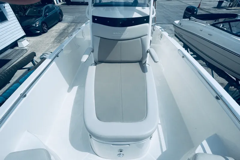 Slide: The Image of Boston Whaler 270 DAUNTLESS 2022 - 35